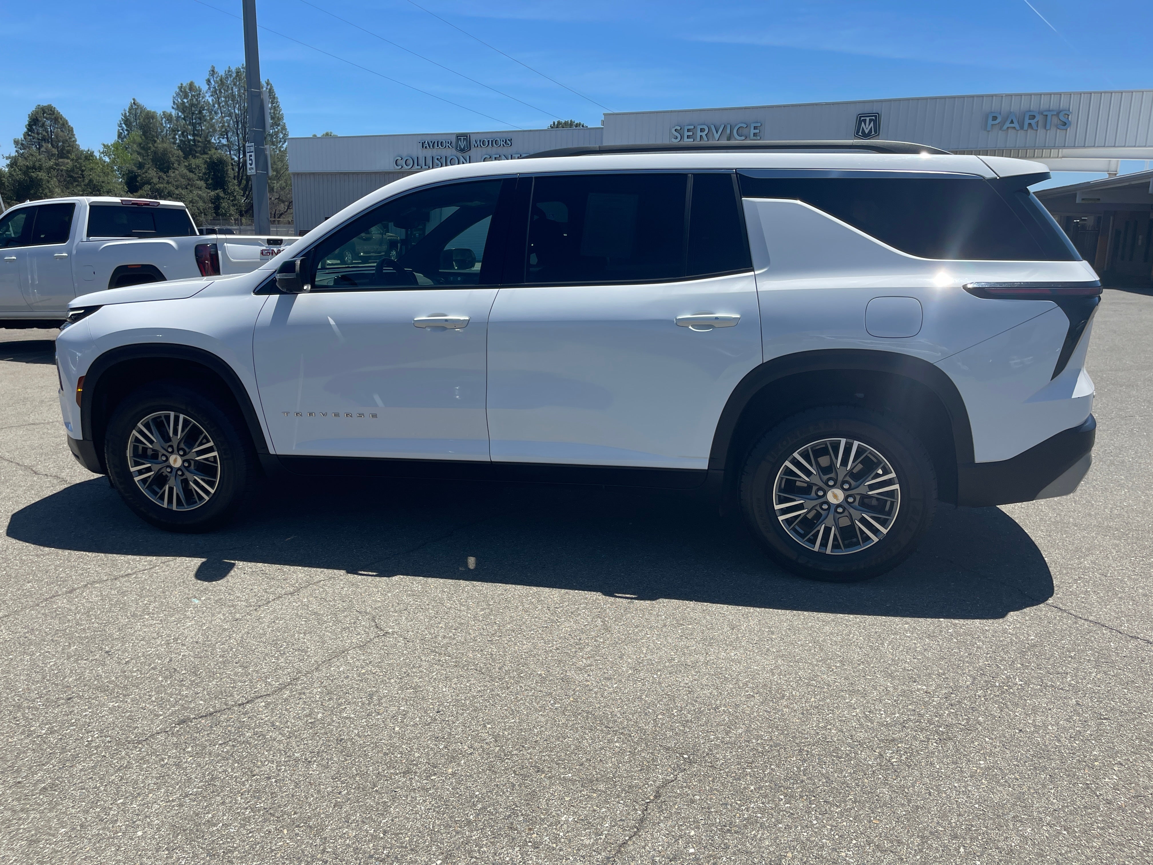 2024 Chevrolet Traverse LT